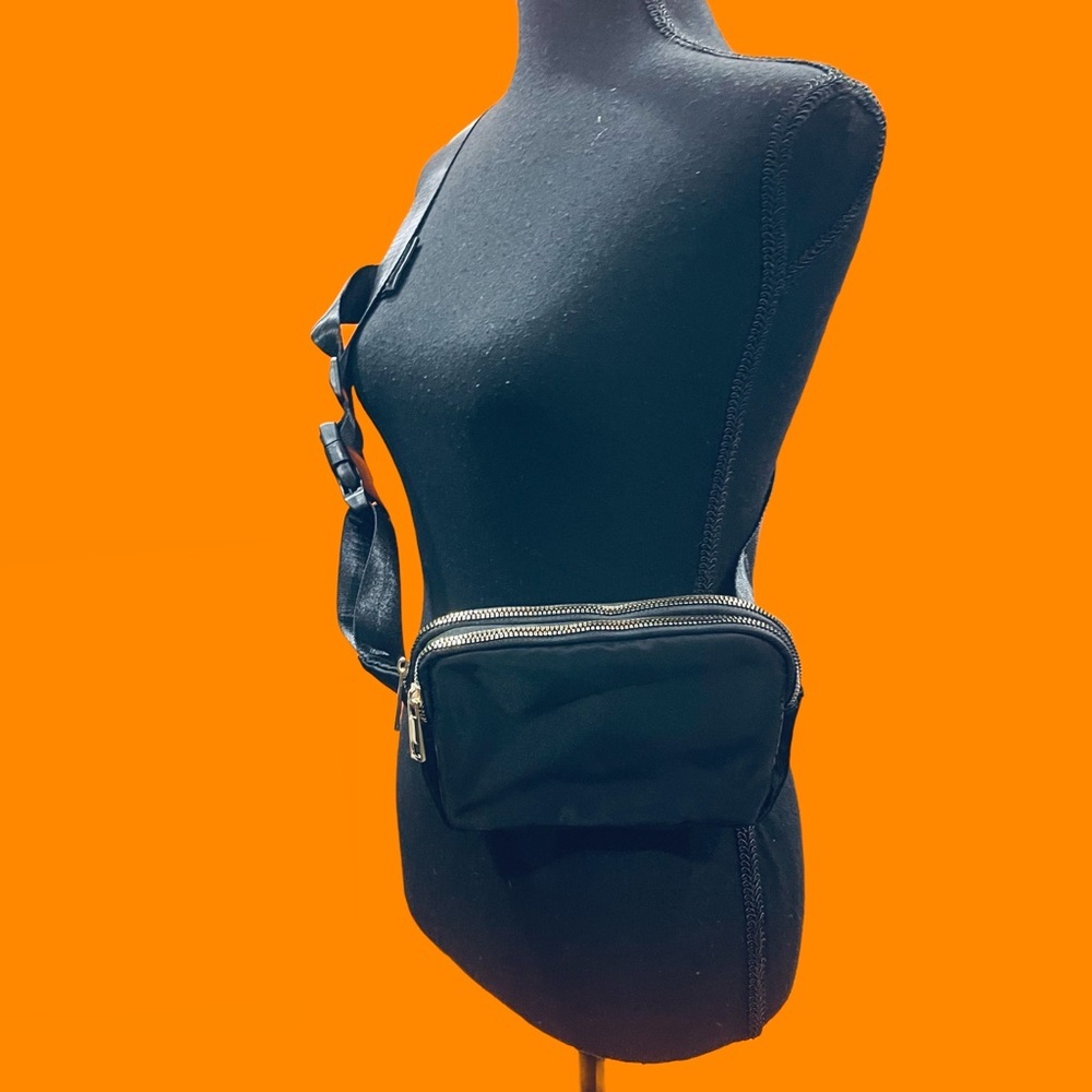 Black Crossbody Fanny Pack Adjustable Bag Gold Zipper Compartments